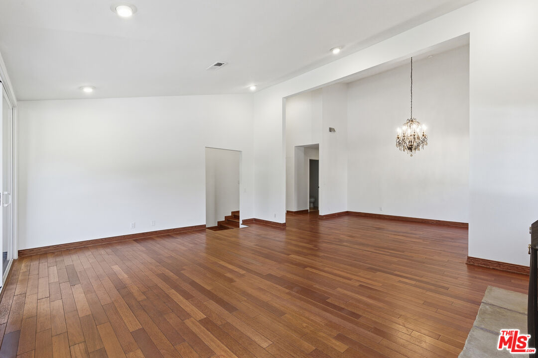 4345 Canoga Ave