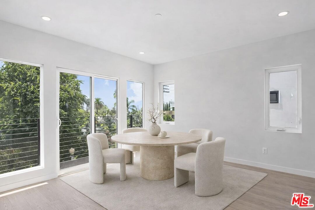 2115 Beachwood Ter