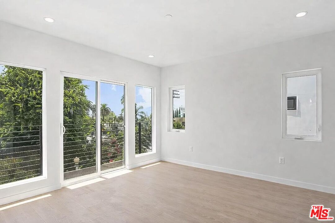 2115 Beachwood Ter