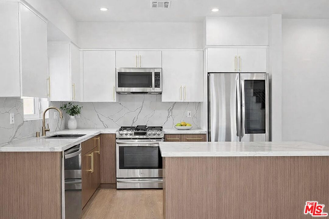 2115 Beachwood Ter