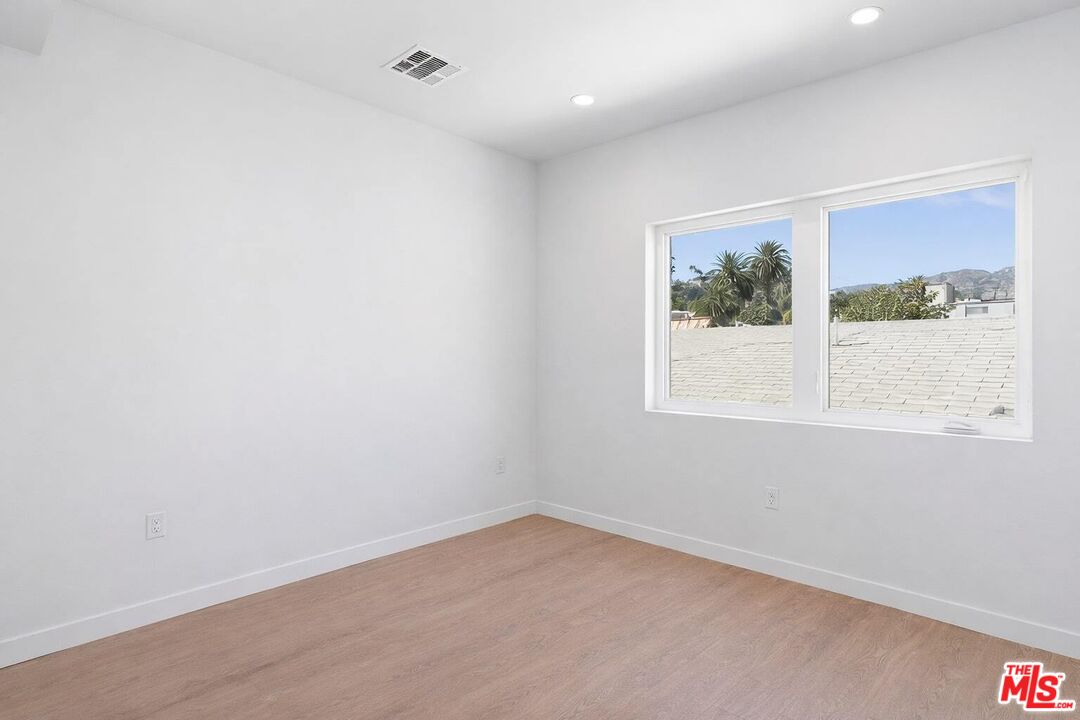 2115 Beachwood Ter