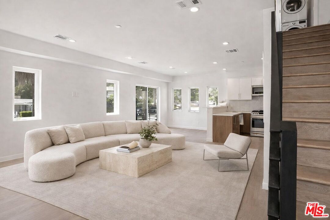 2115 Beachwood Ter