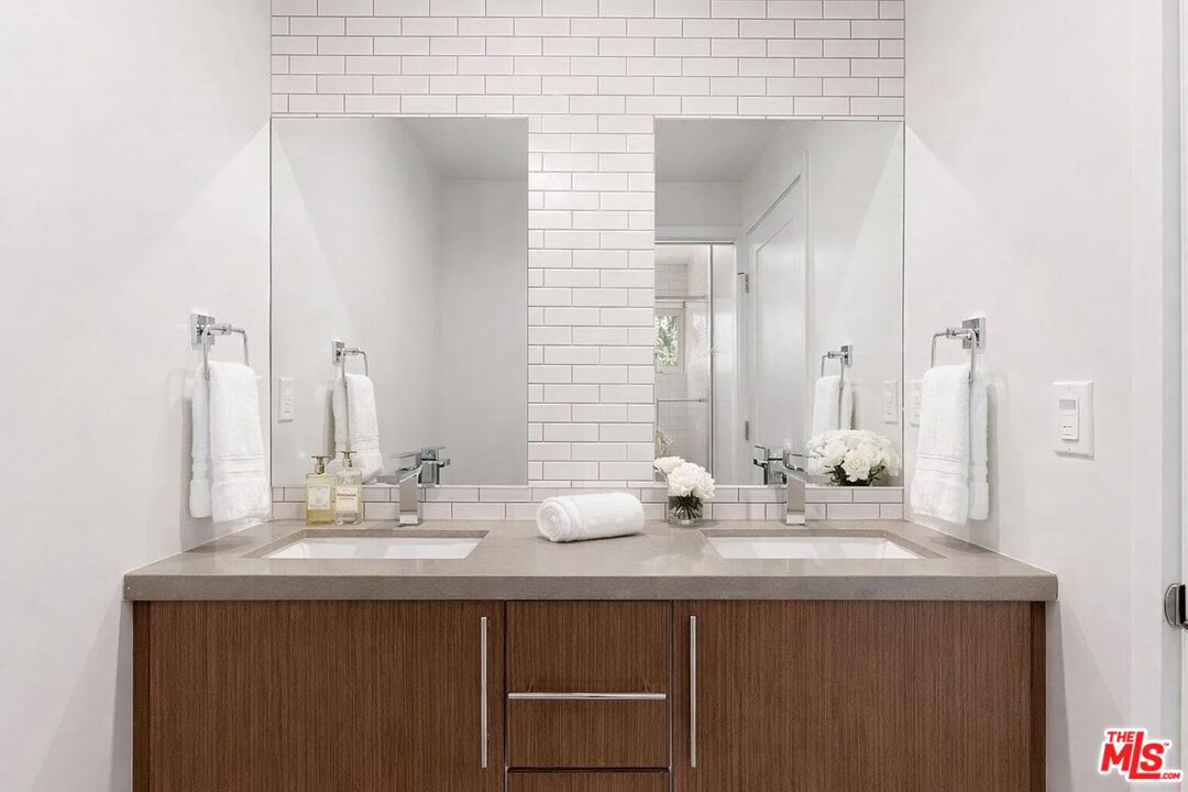 2115 Beachwood Ter