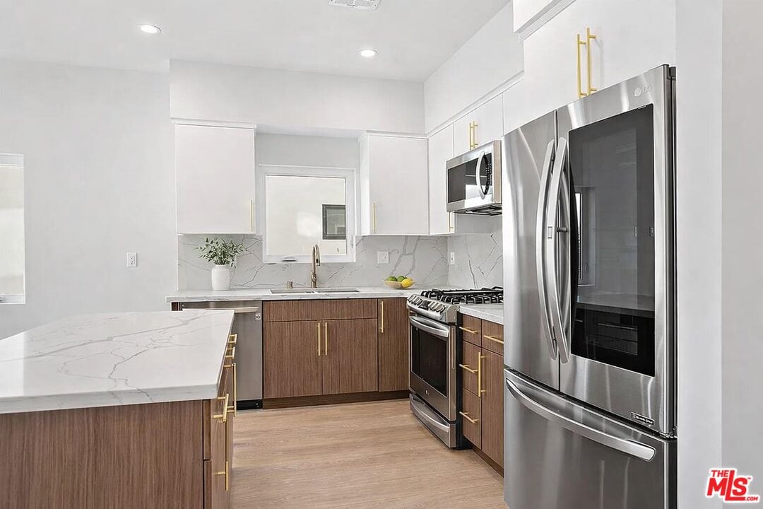 2115 Beachwood Ter