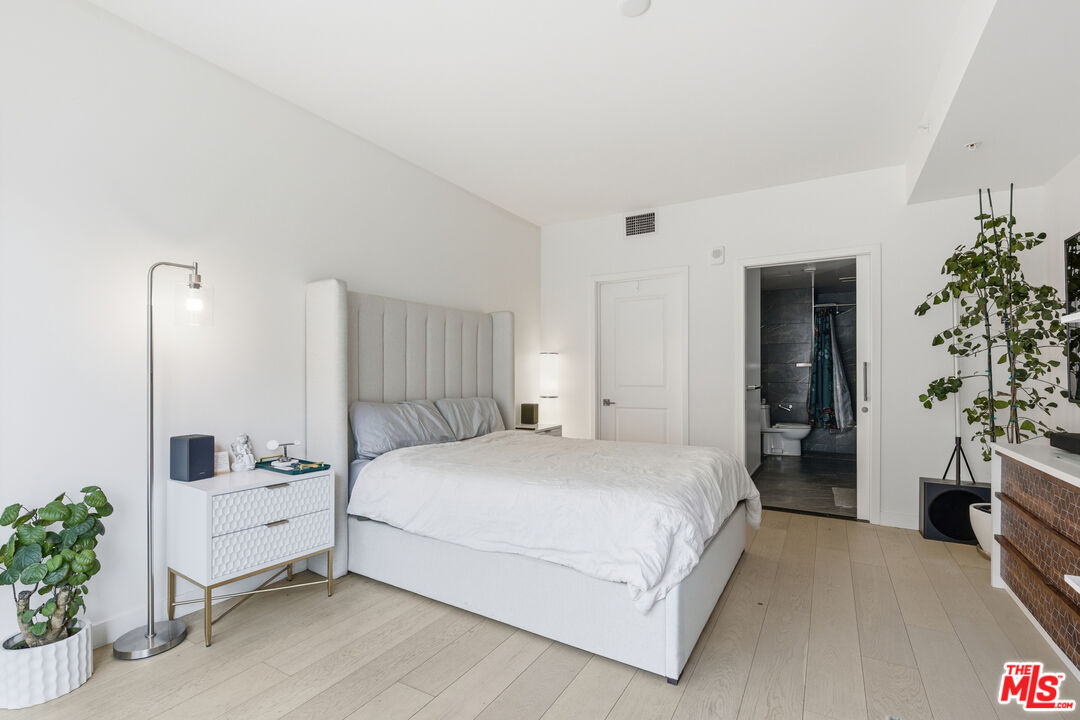 400 S Broadway Unit: 913