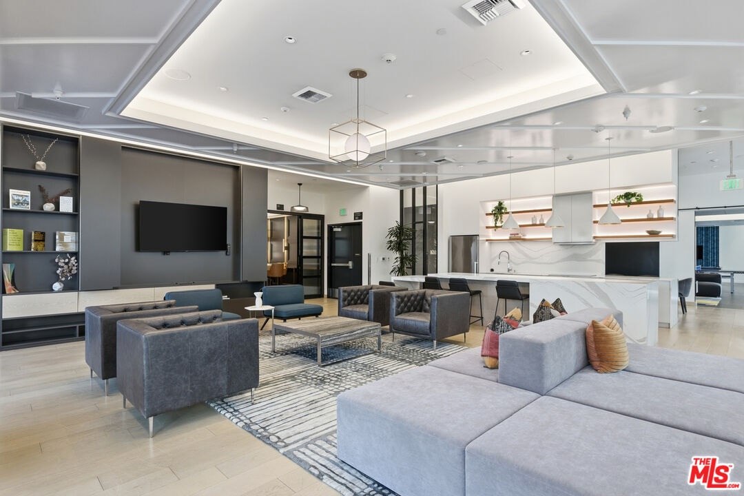 400 S Broadway Unit: 913