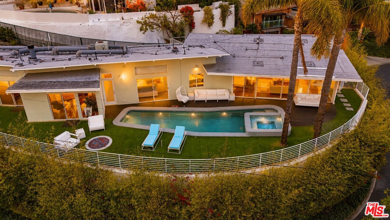 8411 Hollywood Blvd
