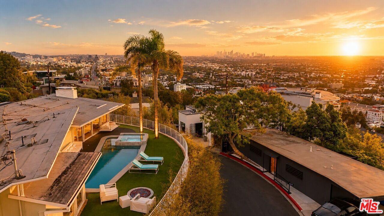 8411 Hollywood Blvd
