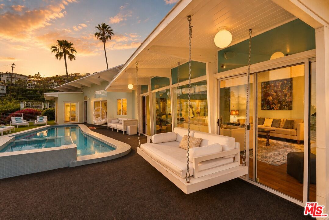 8411 Hollywood Blvd