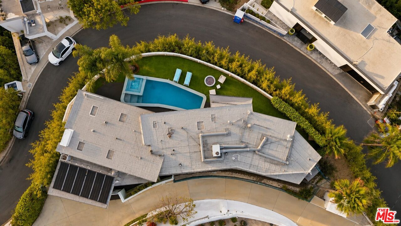 8411 Hollywood Blvd