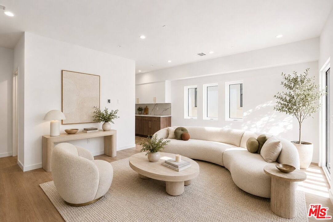 2115 N Beachwood Dr