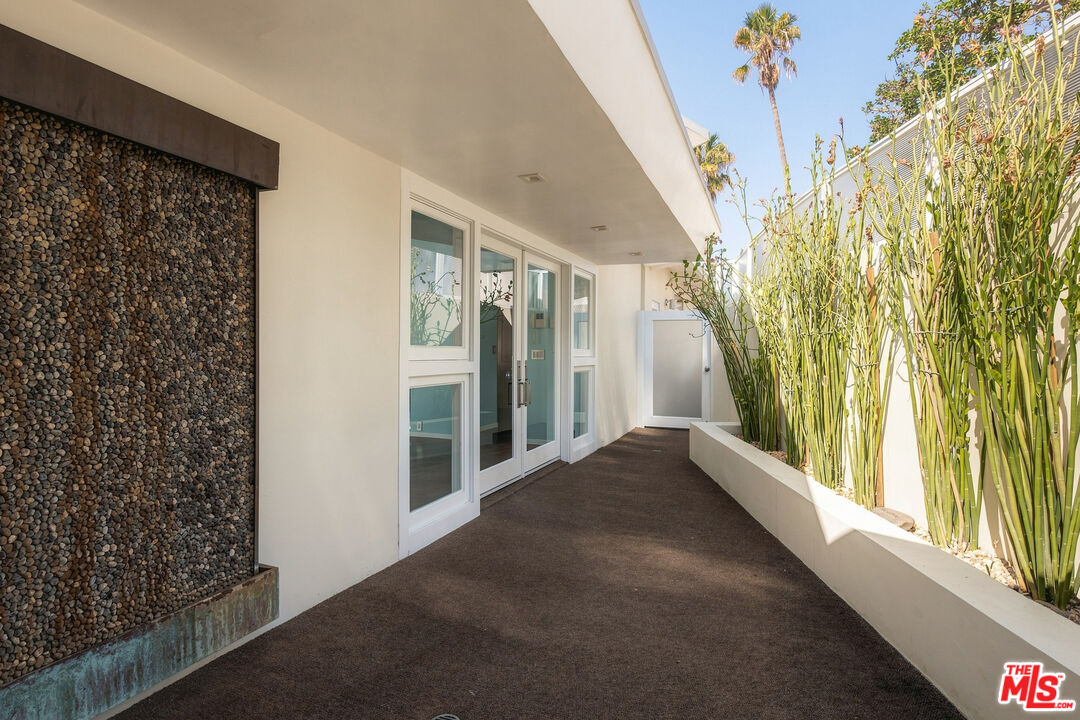 8411 Hollywood Blvd