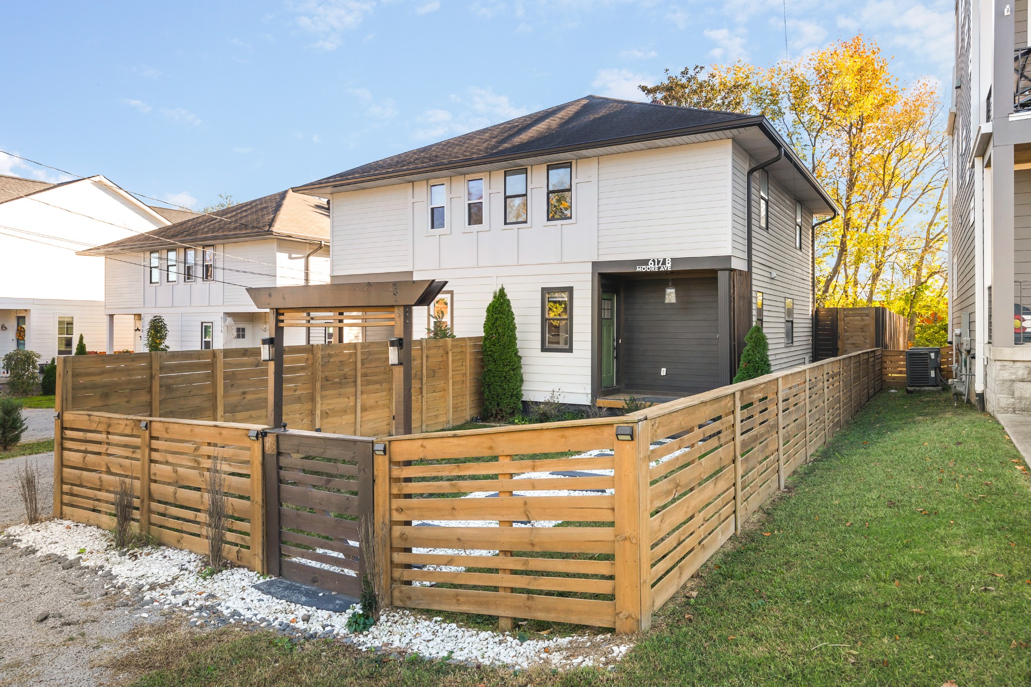617B Moore Ave