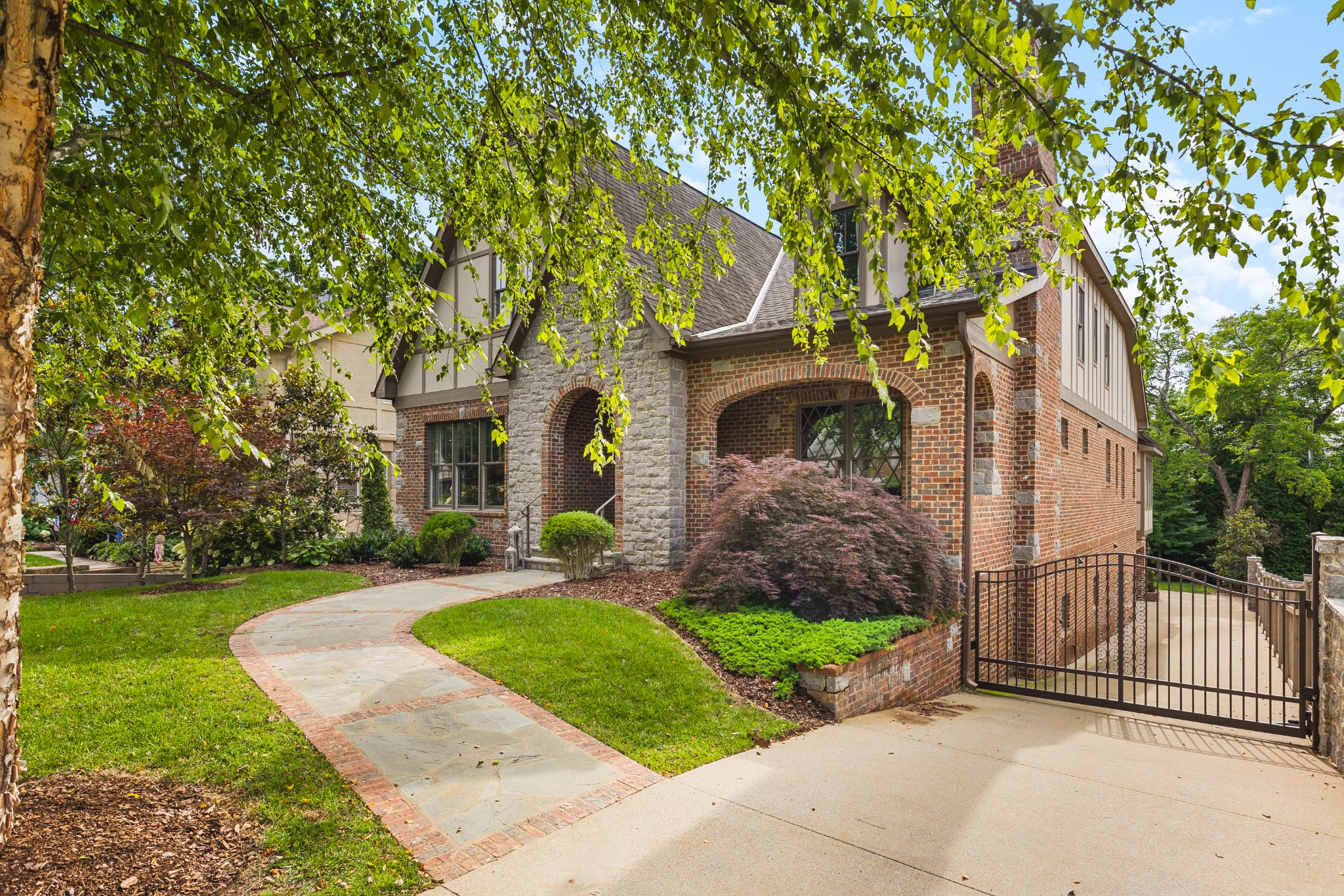 209 Leonard Ave