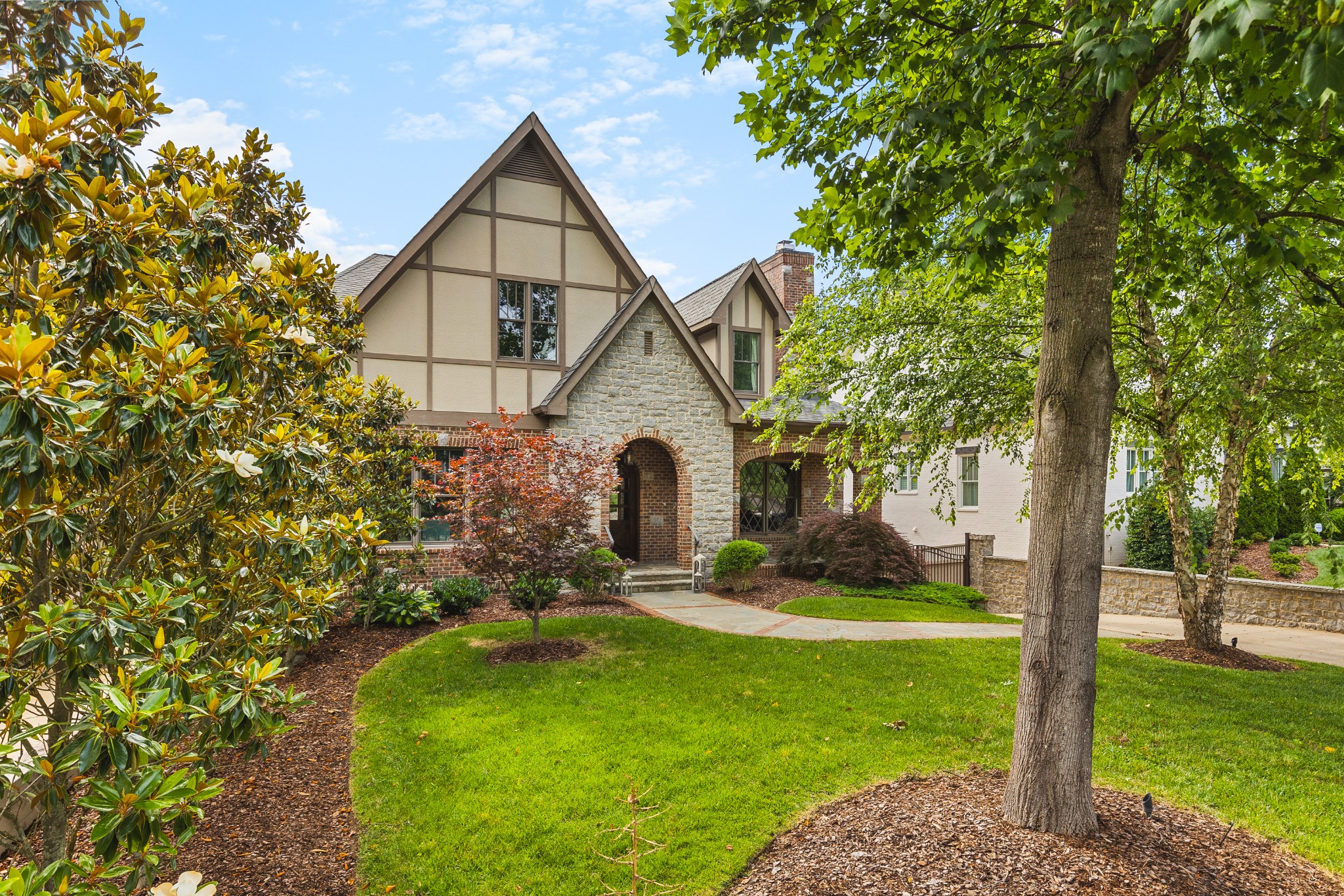 209 Leonard Ave