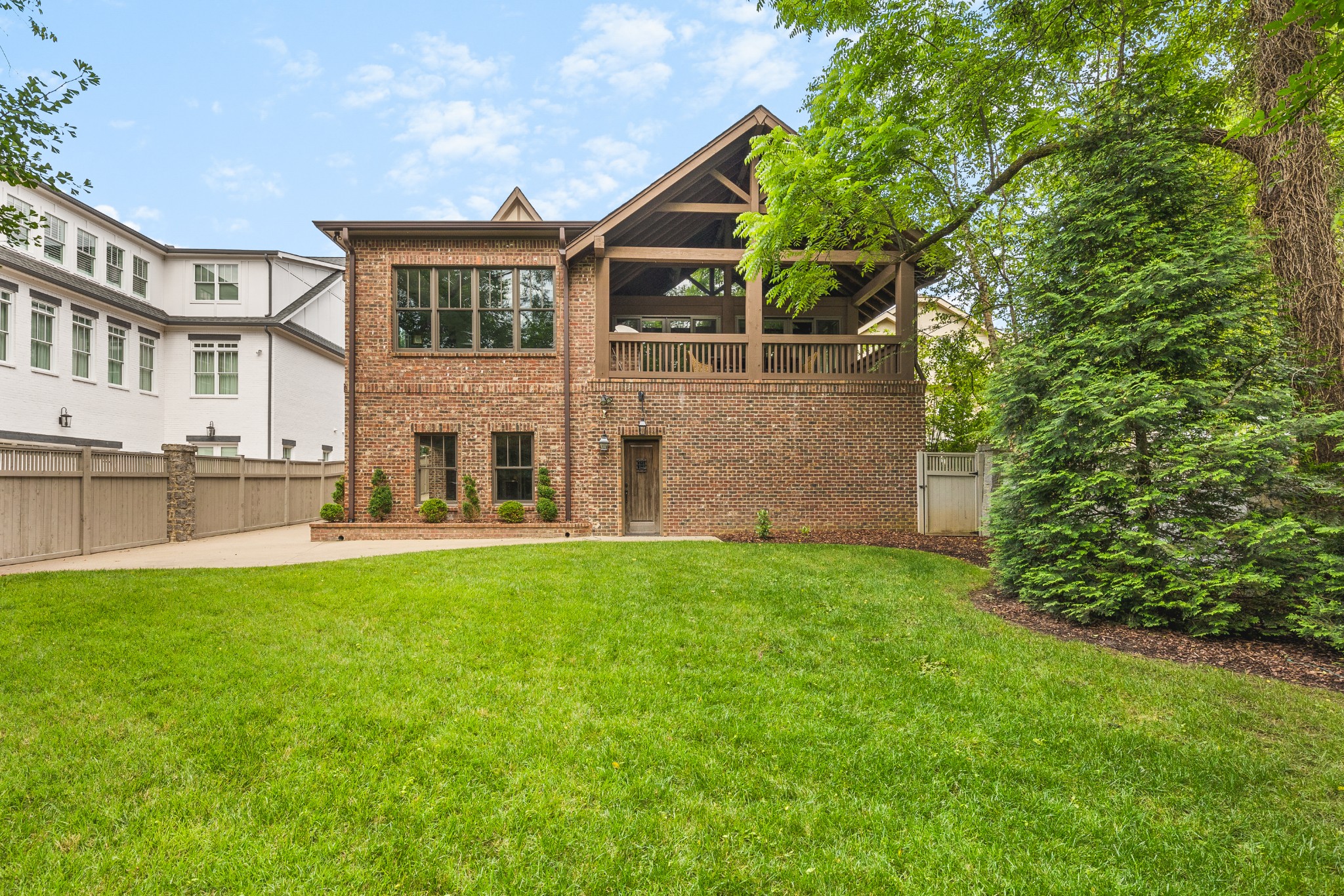 209 Leonard Ave
