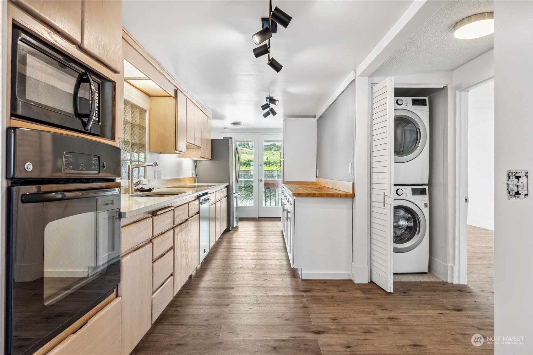 2433 Day Island Boulevard W