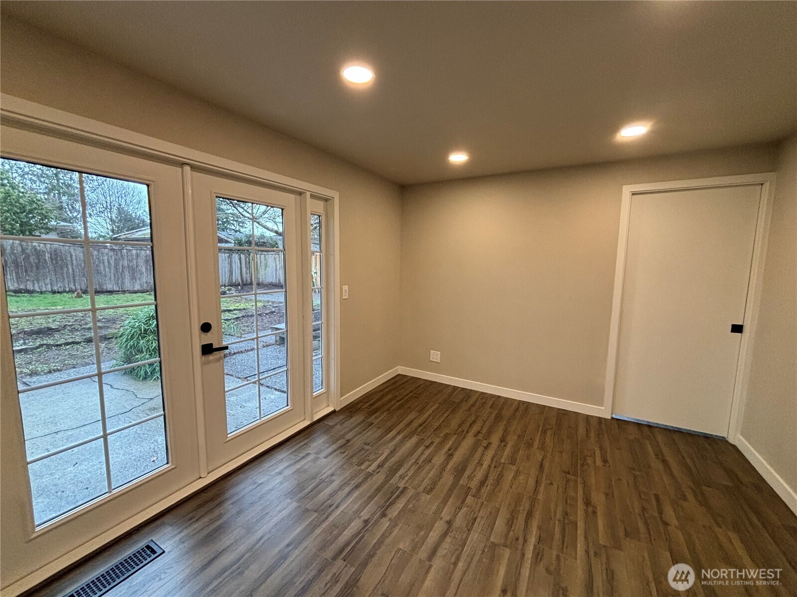 11713 100 Avenue Ct E