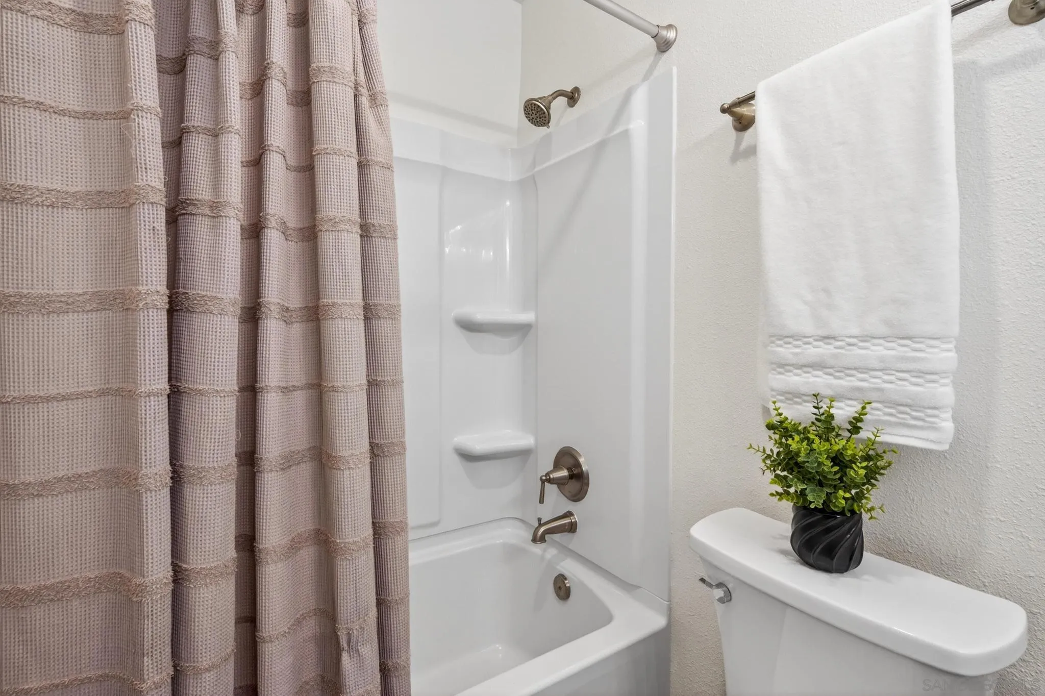 1272 Lancer Glen