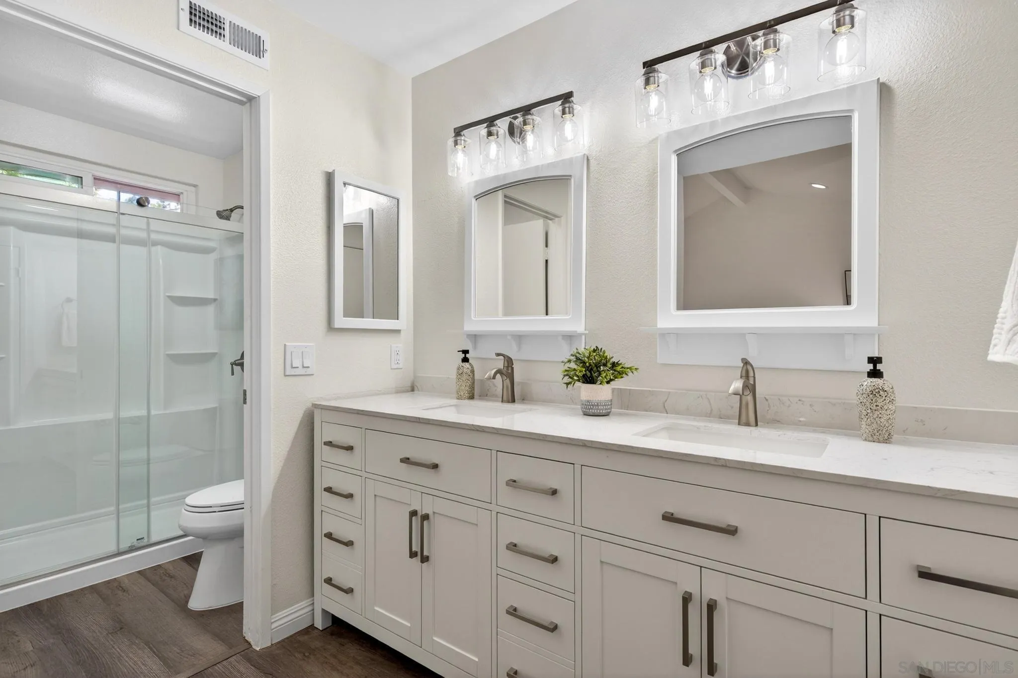 1272 Lancer Glen