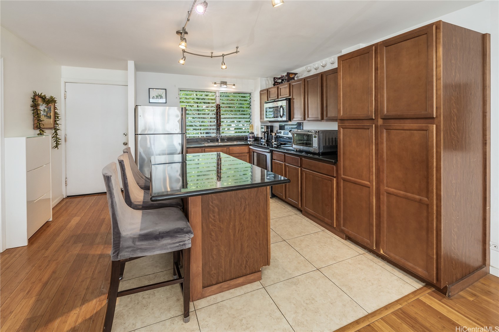 1099 Green Street B209