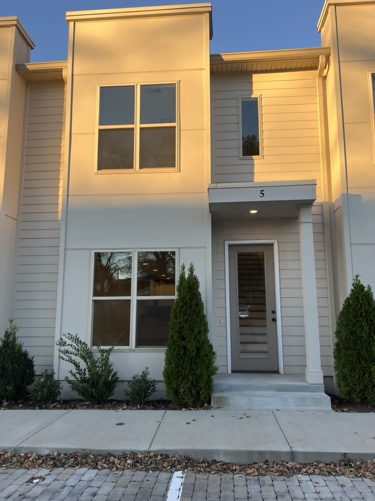 467 Morton Ave Unit: 105