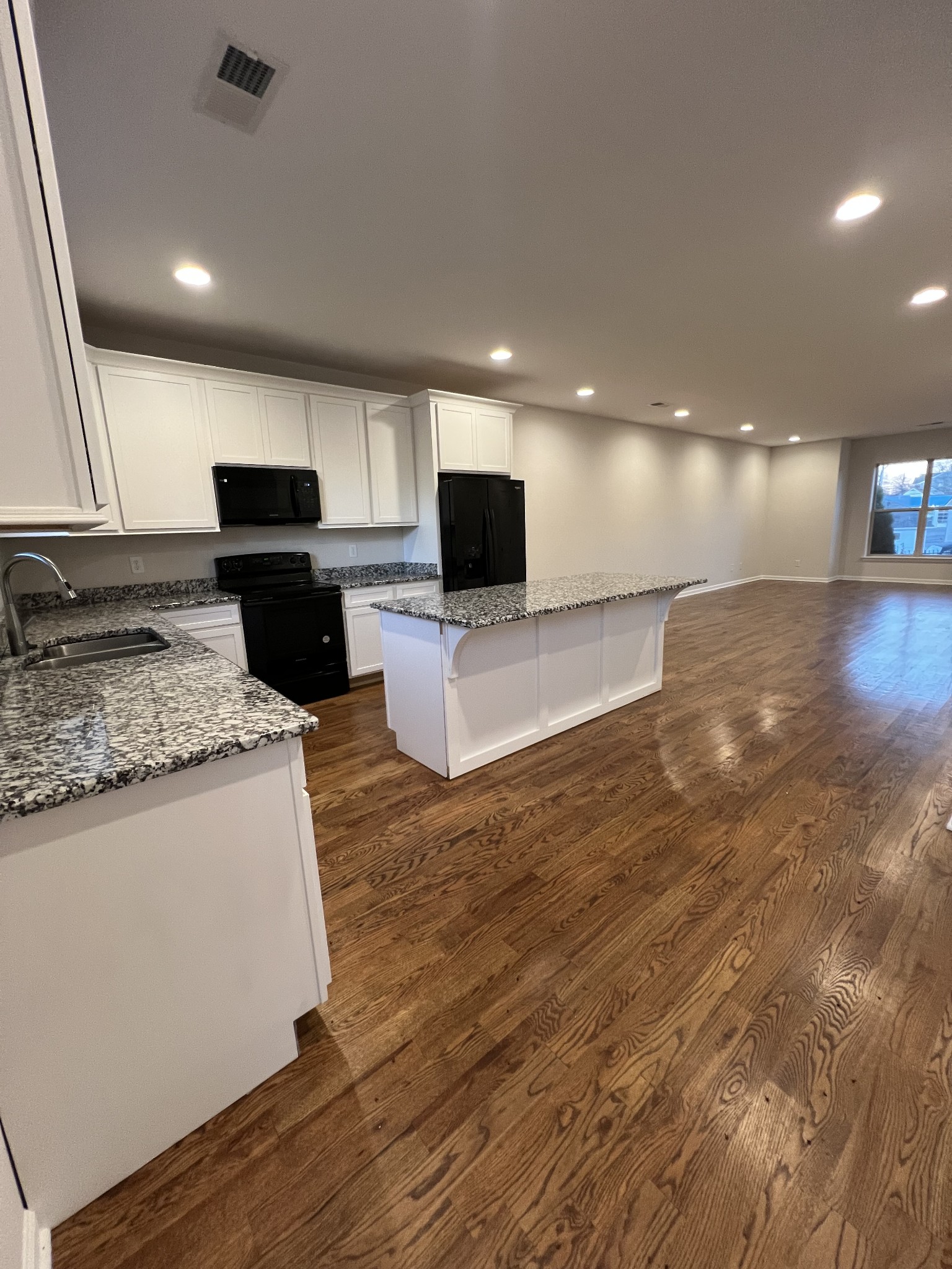 467 Morton Ave Unit: 102