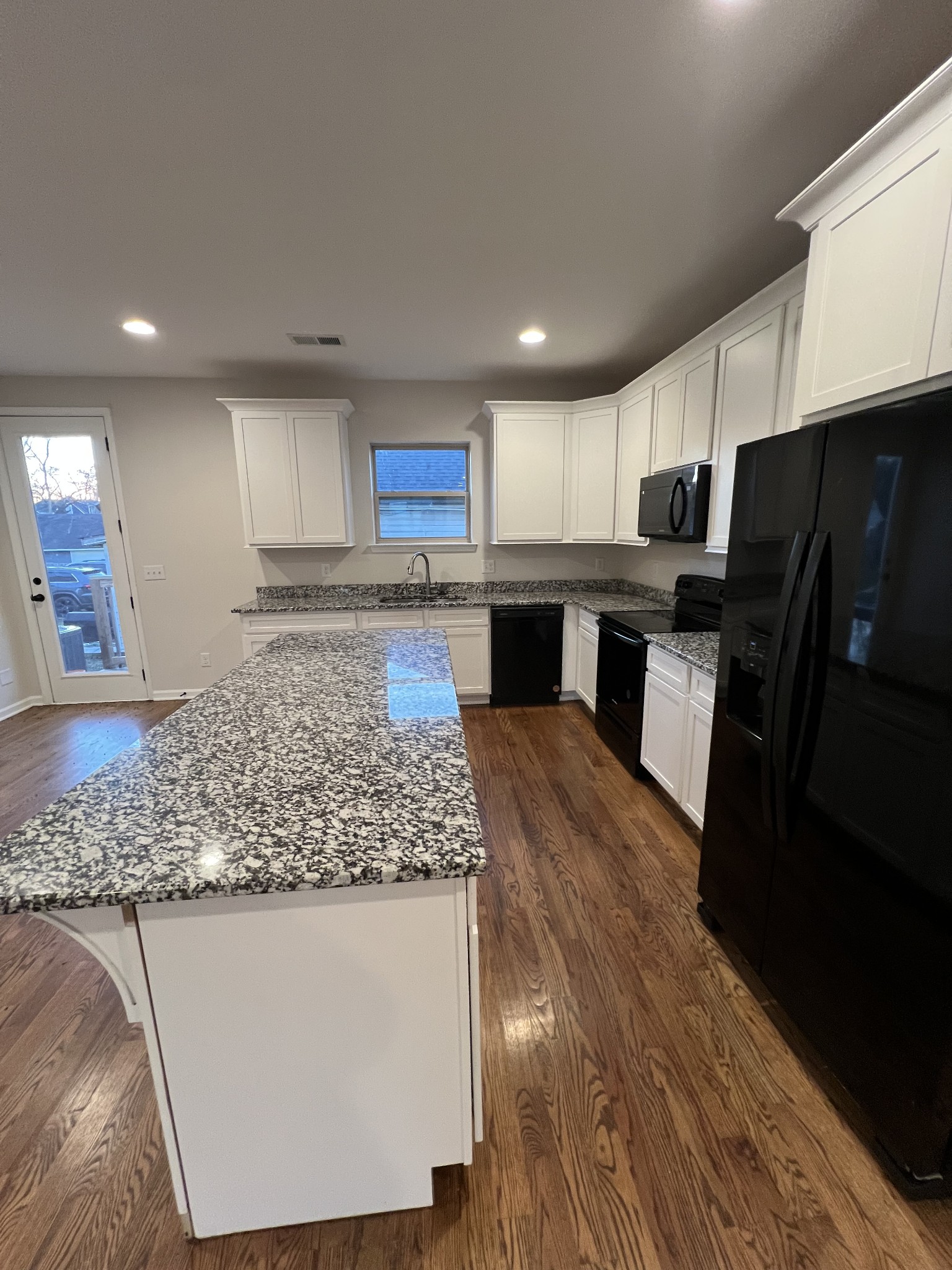 467 Morton Ave Unit: 102