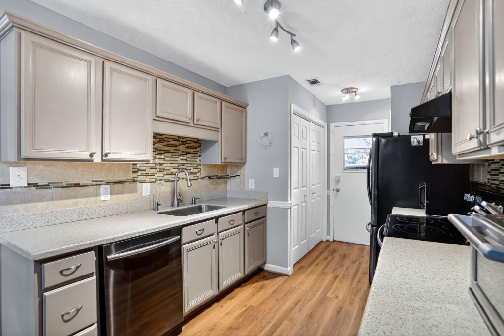 2555 Lakeview Trail