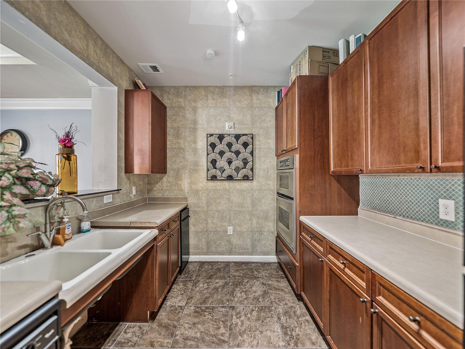 4221 W SPRUCE ST #2302