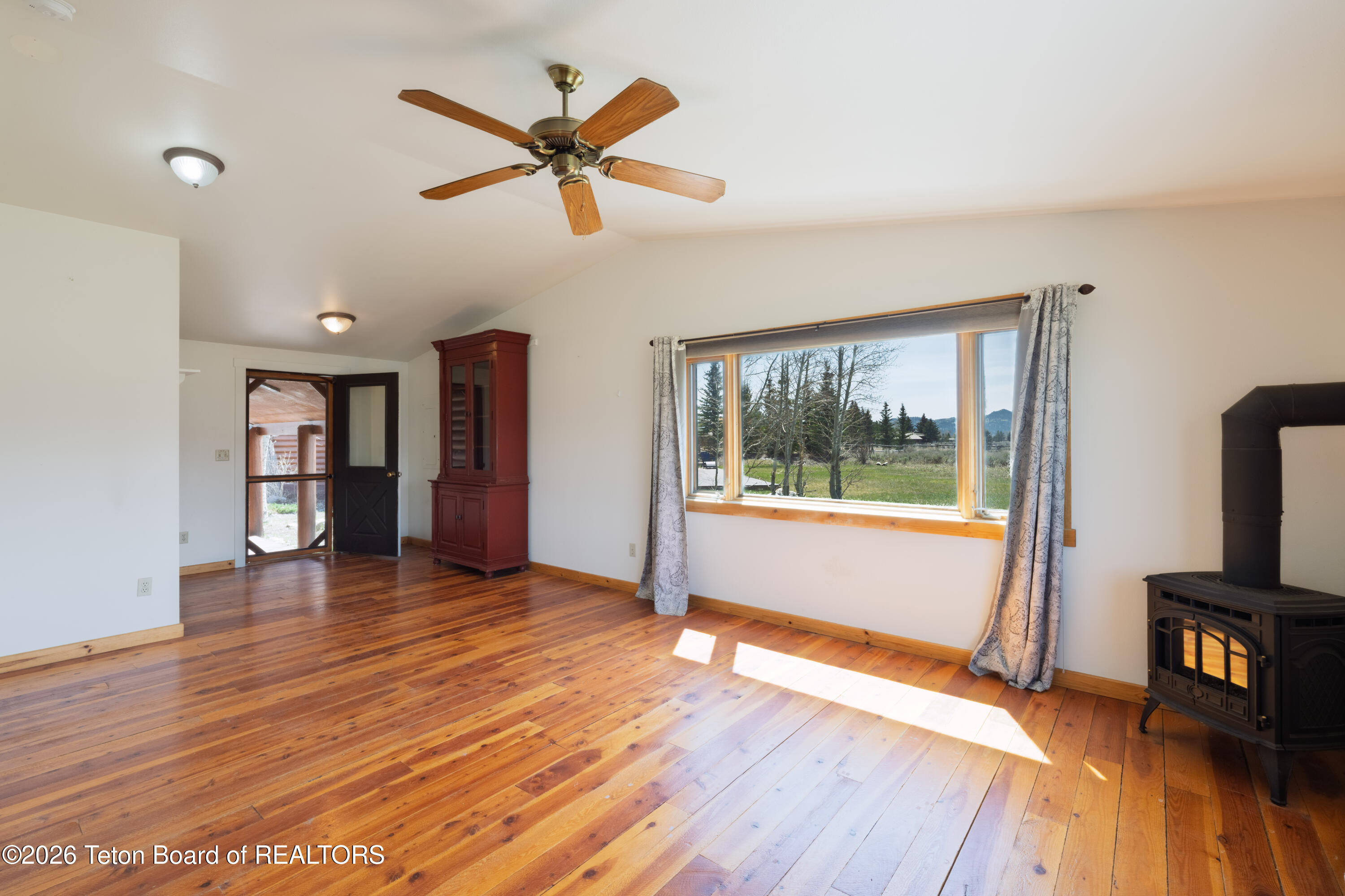 7505 N ROBERTA Drive