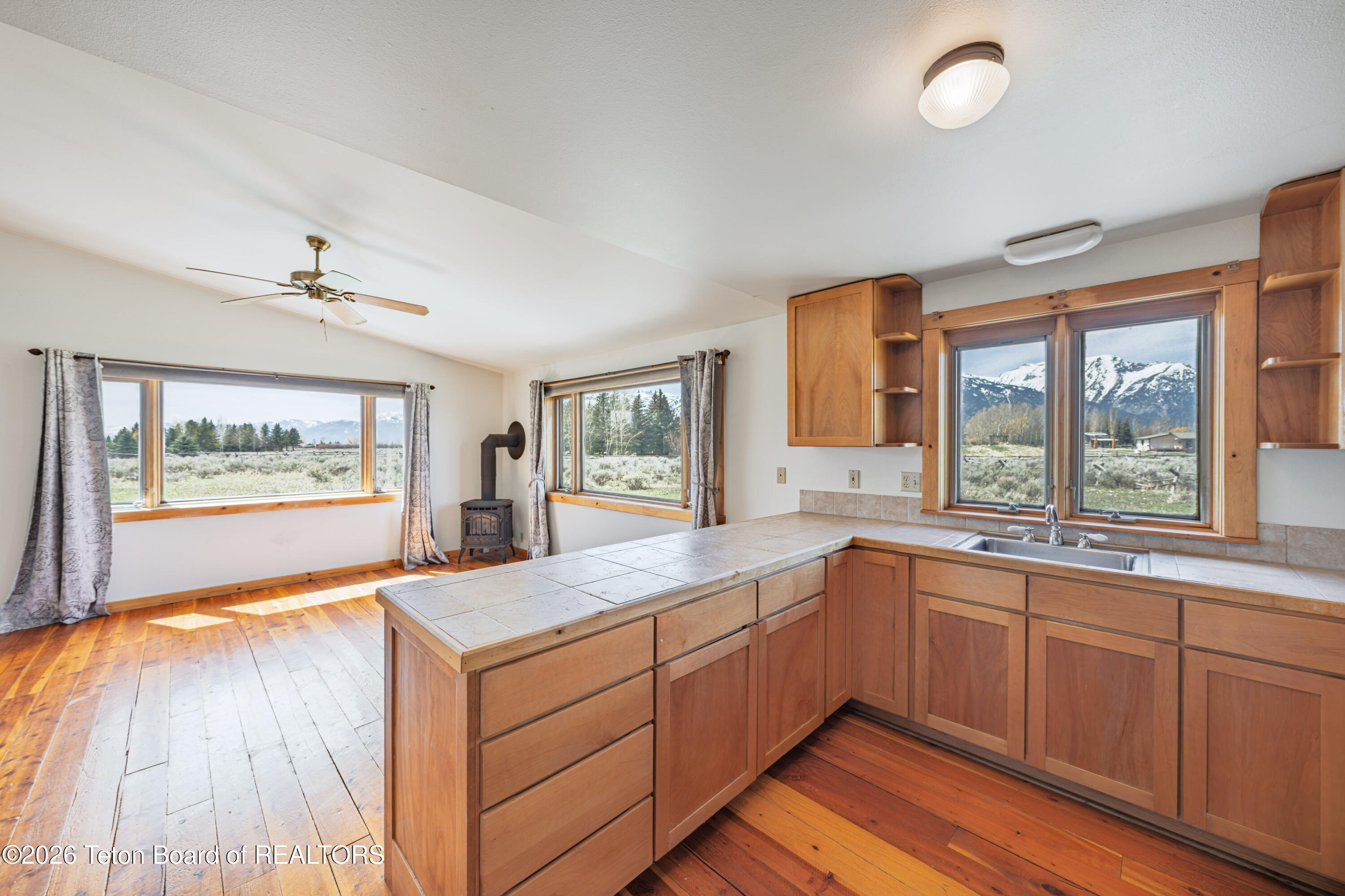 7505 N ROBERTA Drive