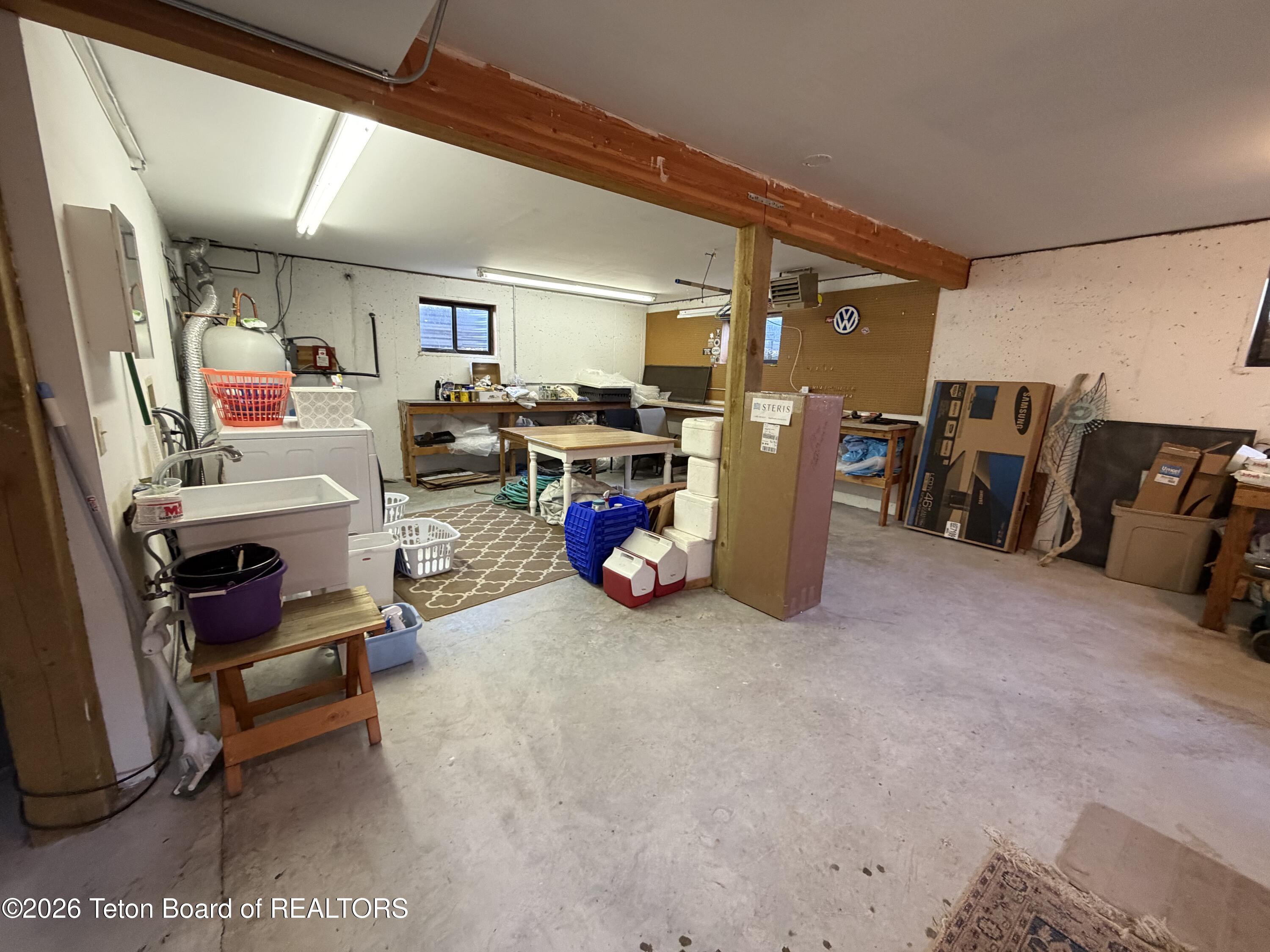 7505 N ROBERTA Drive