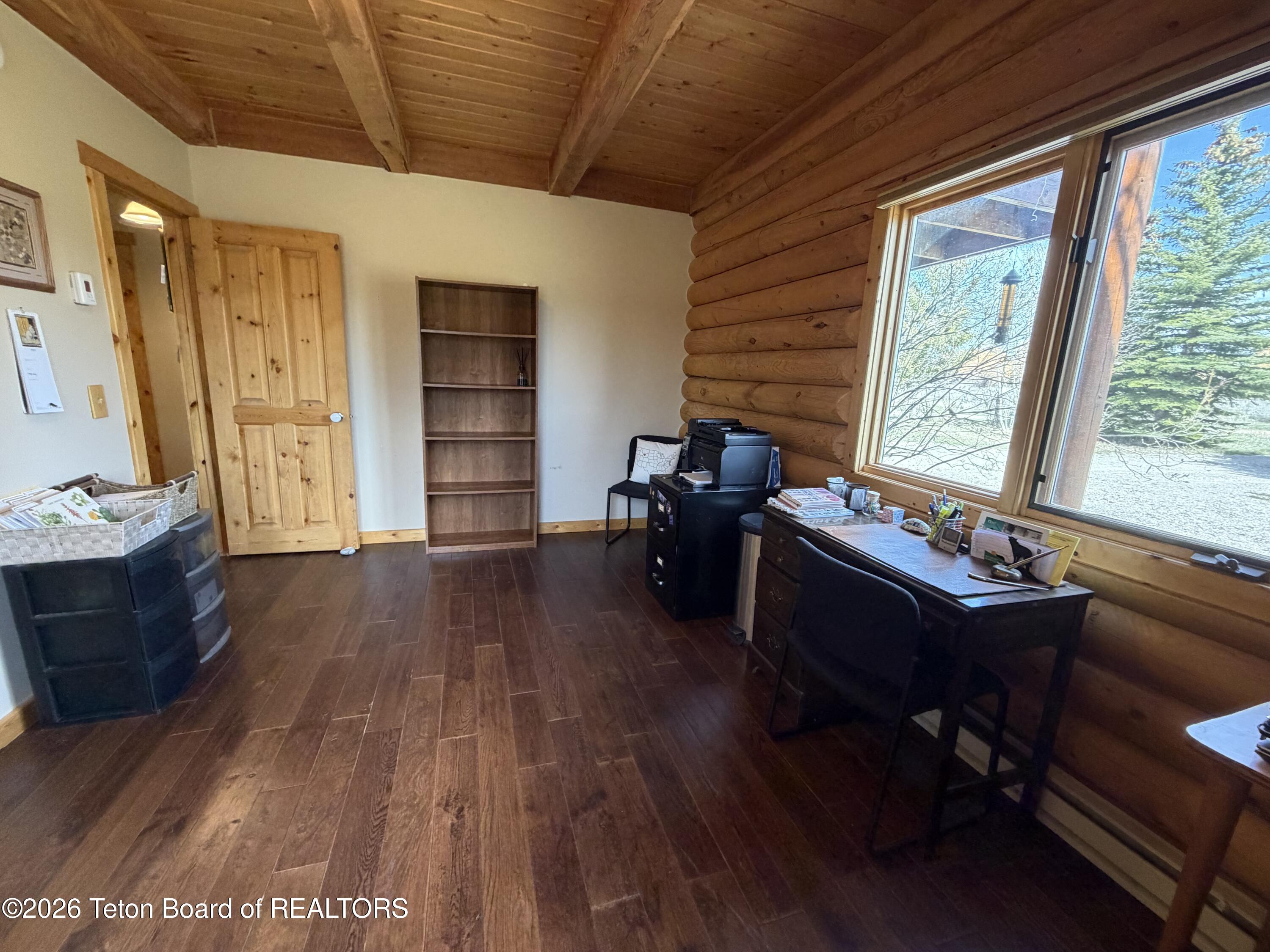 7505 N ROBERTA Drive