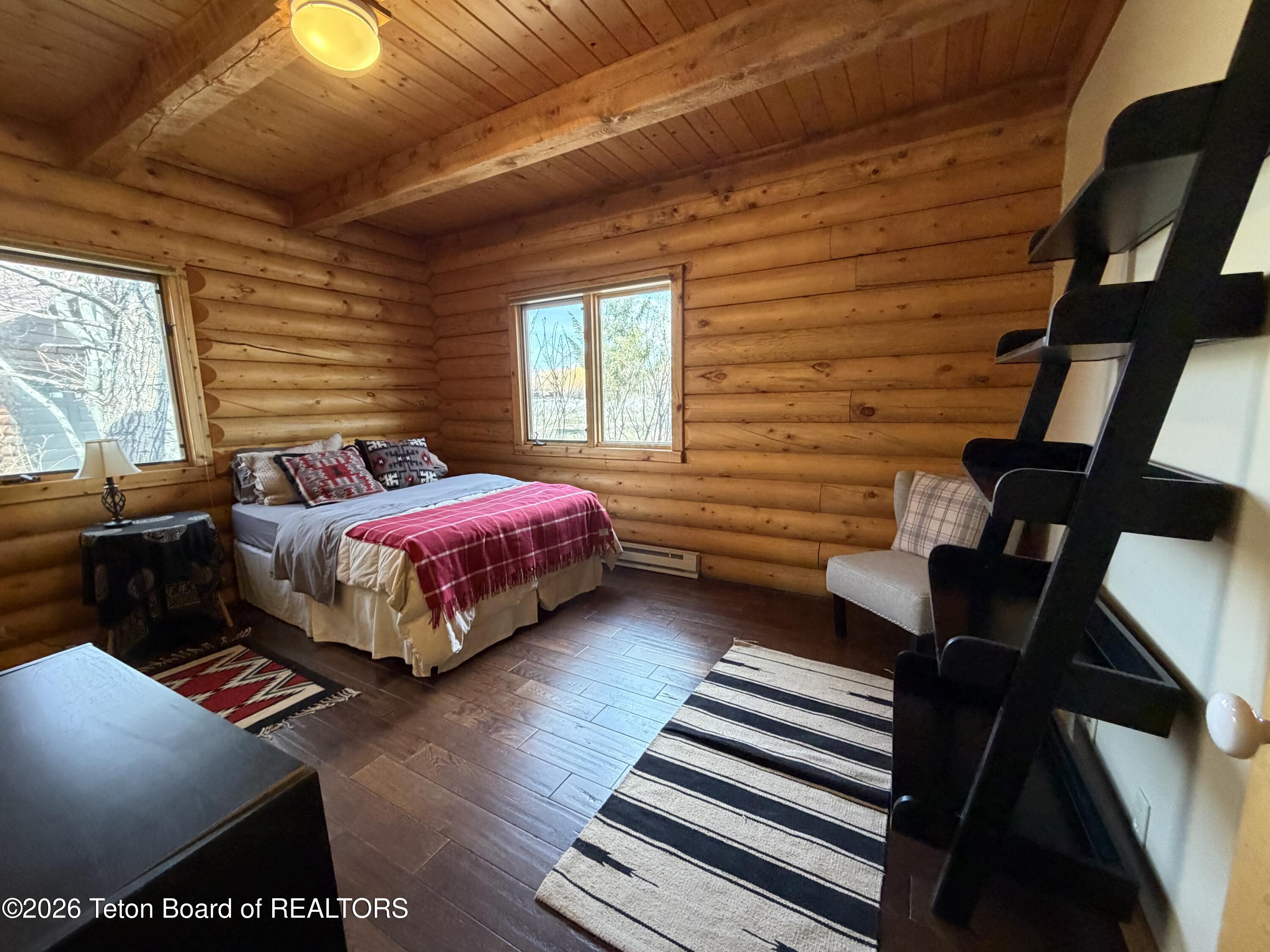 7505 N ROBERTA Drive