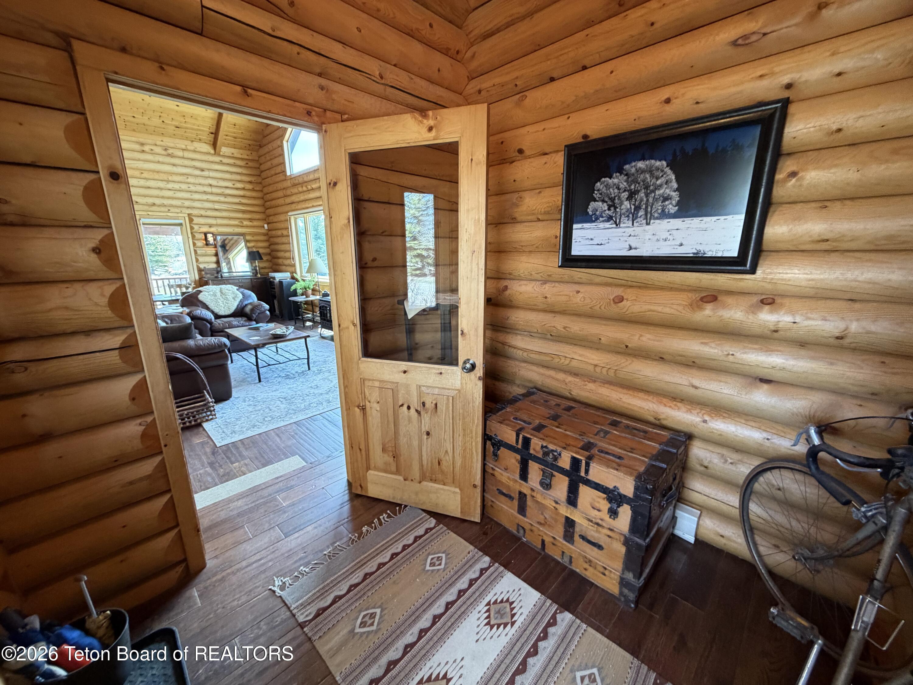 7505 N ROBERTA Drive