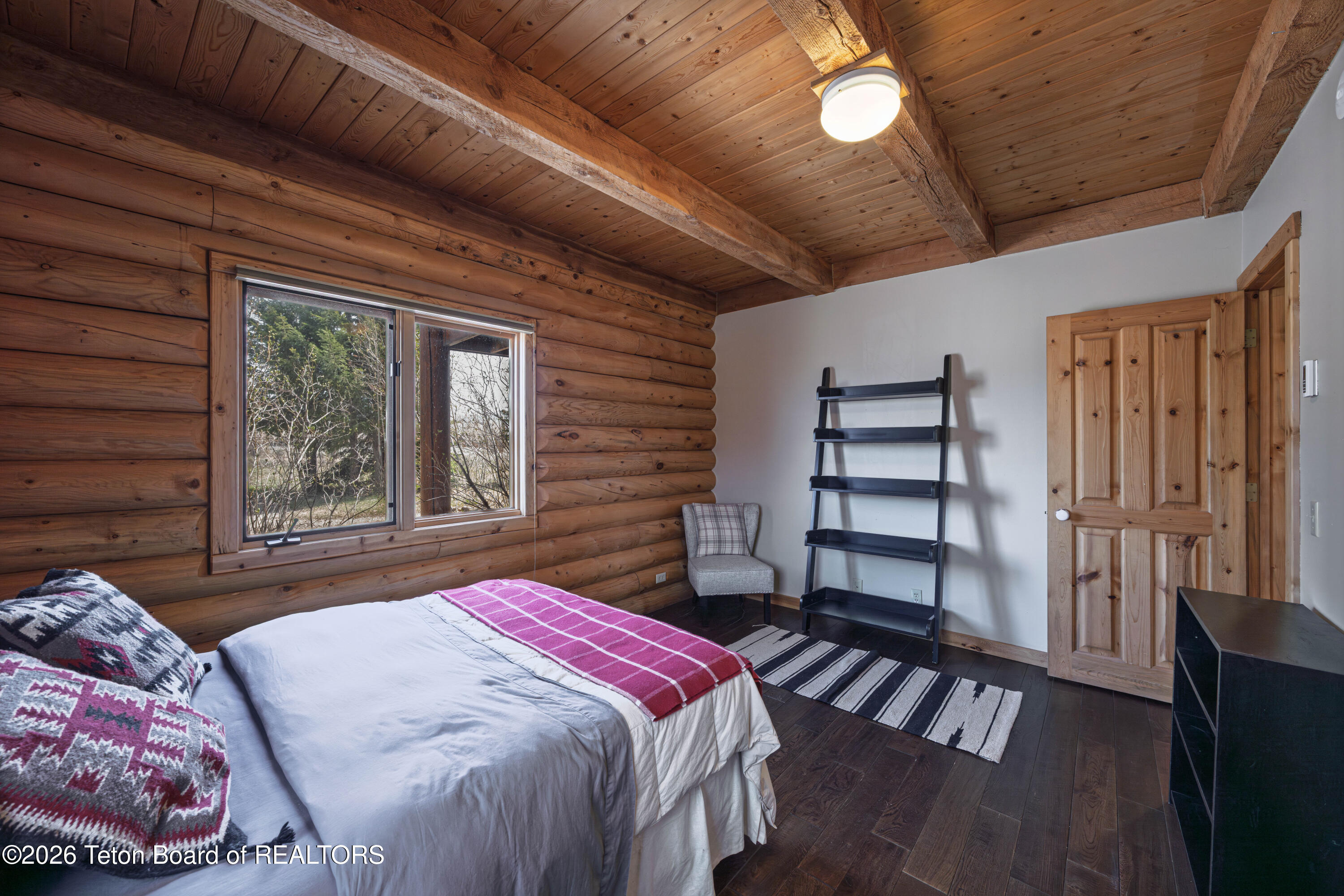 7505 N ROBERTA Drive