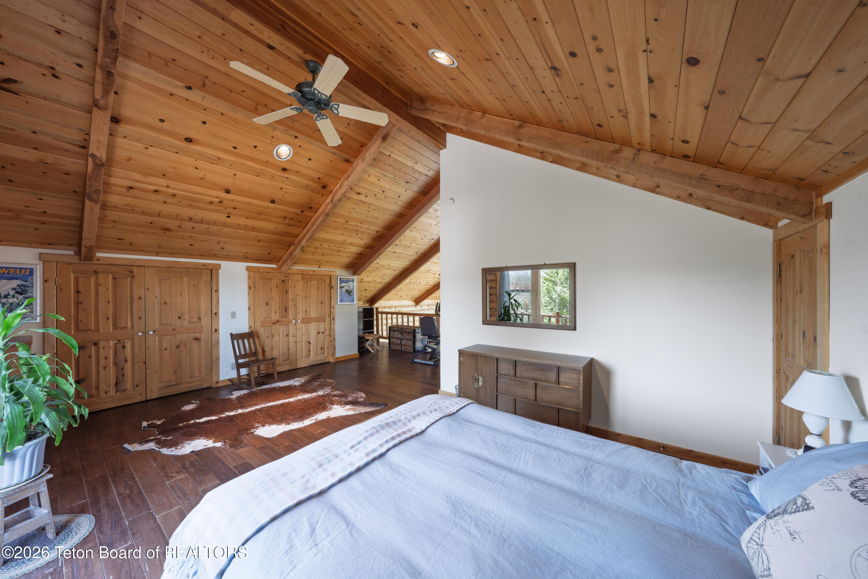 7505 N ROBERTA Drive