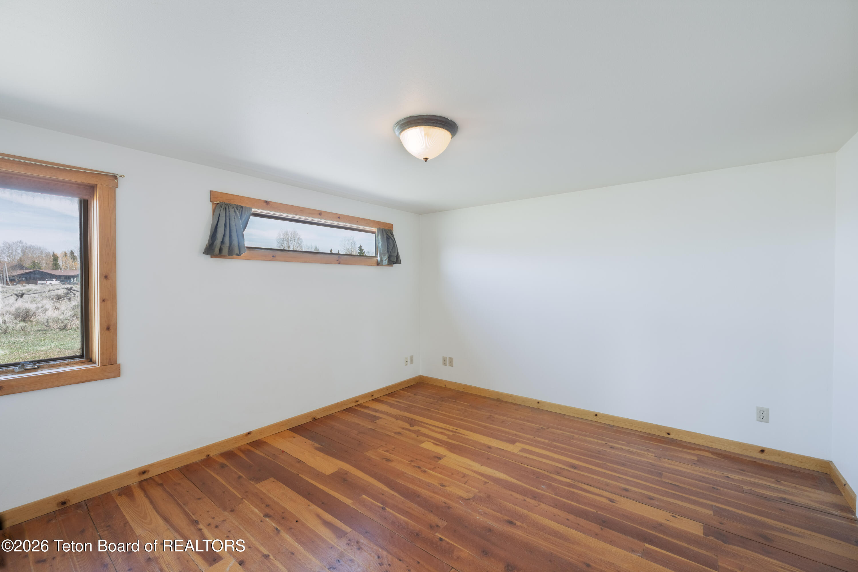 7505 N ROBERTA Drive
