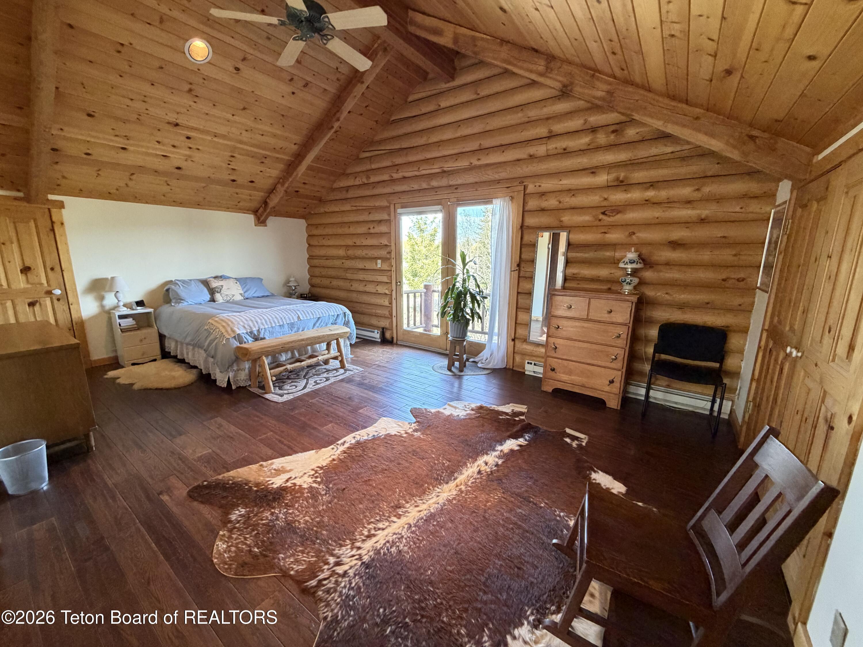 7505 N ROBERTA Drive