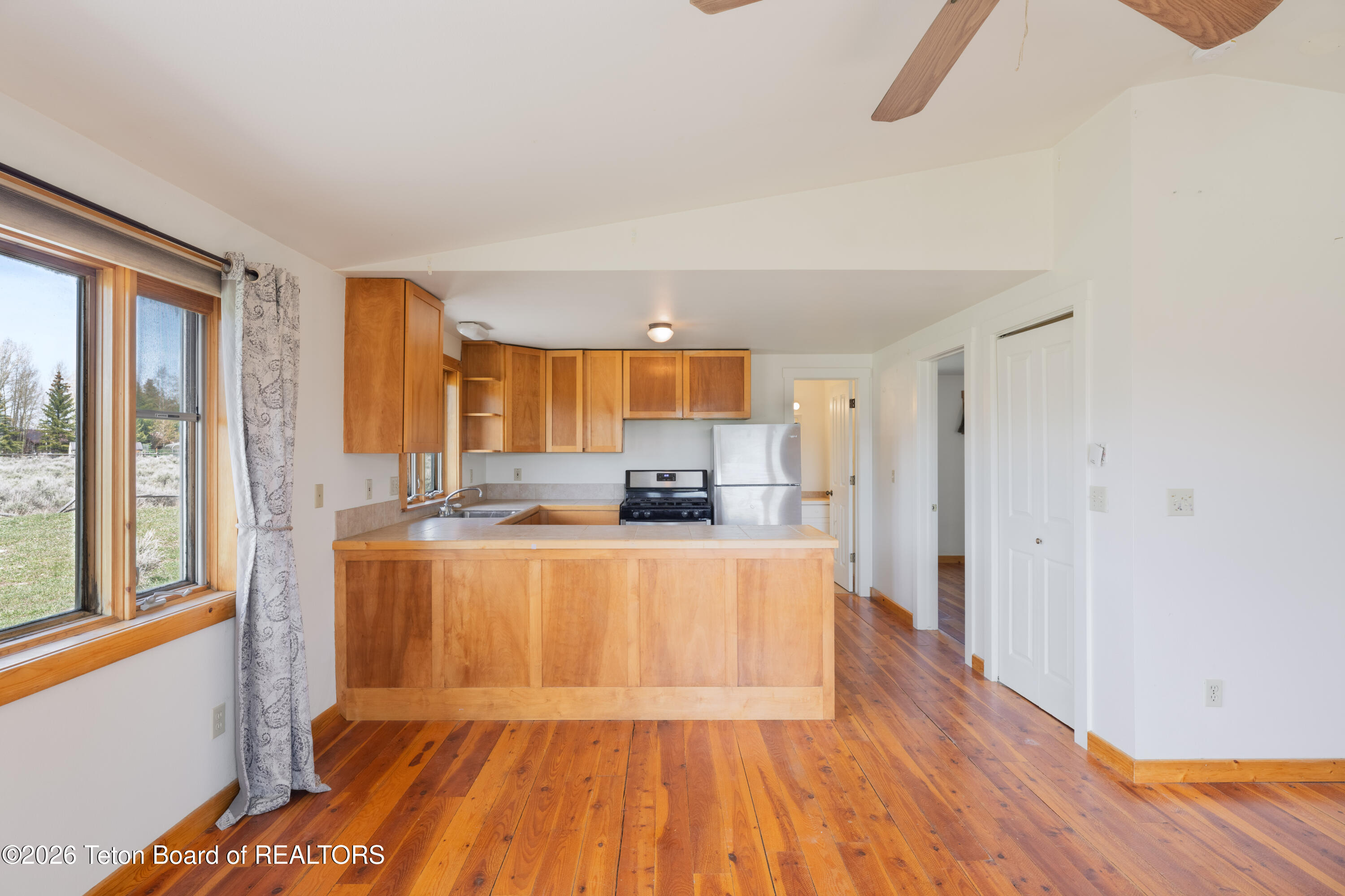 7505 N ROBERTA Drive
