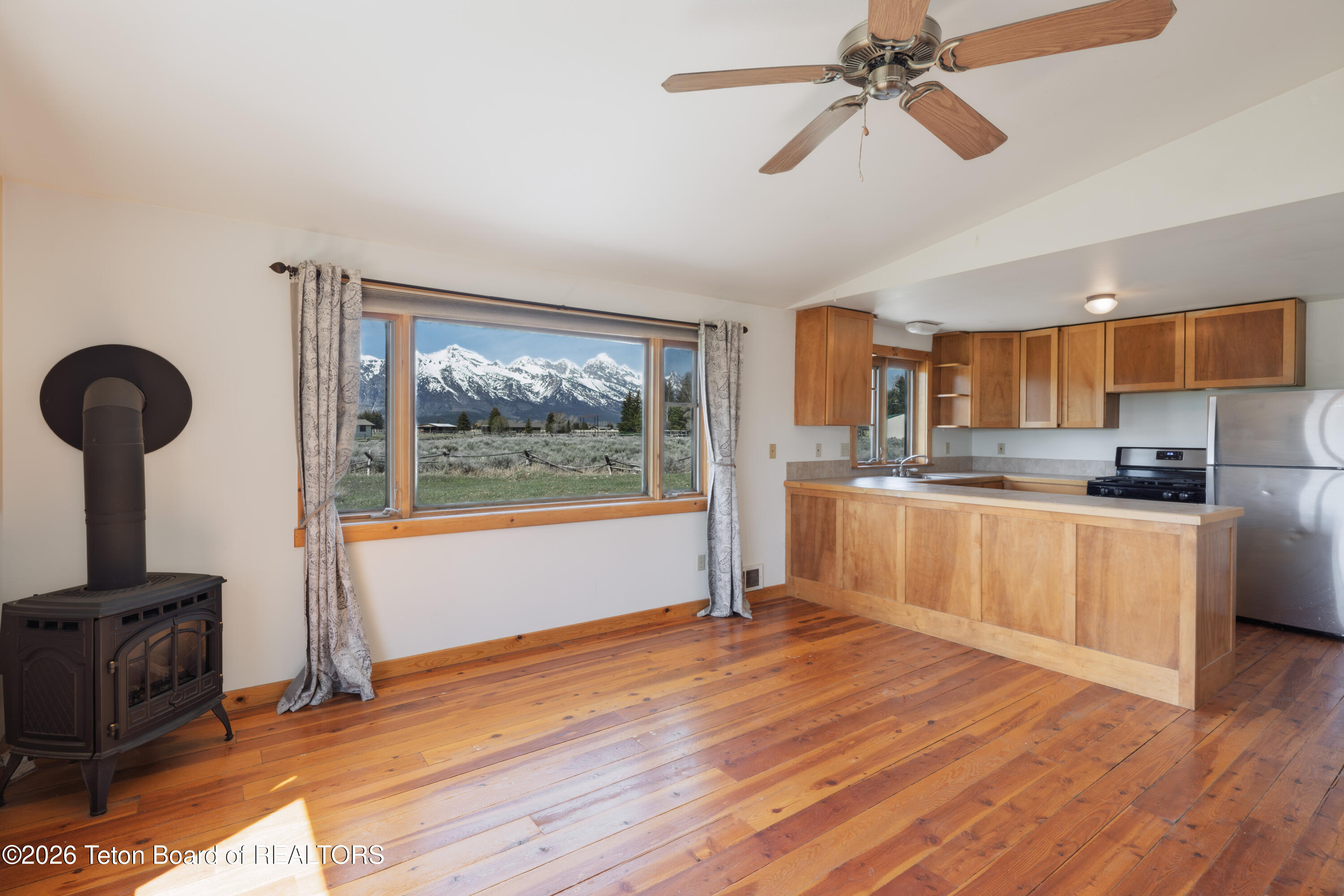 7505 N ROBERTA Drive