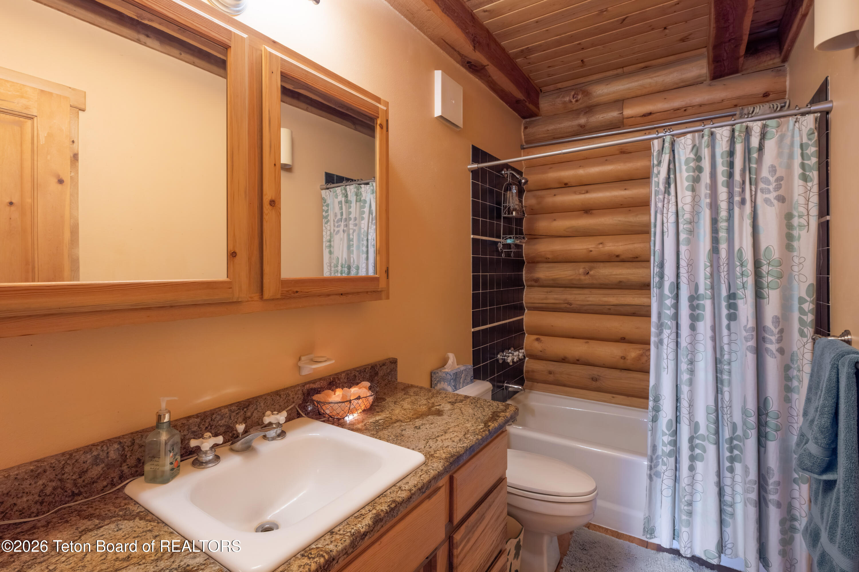 7505 N ROBERTA Drive