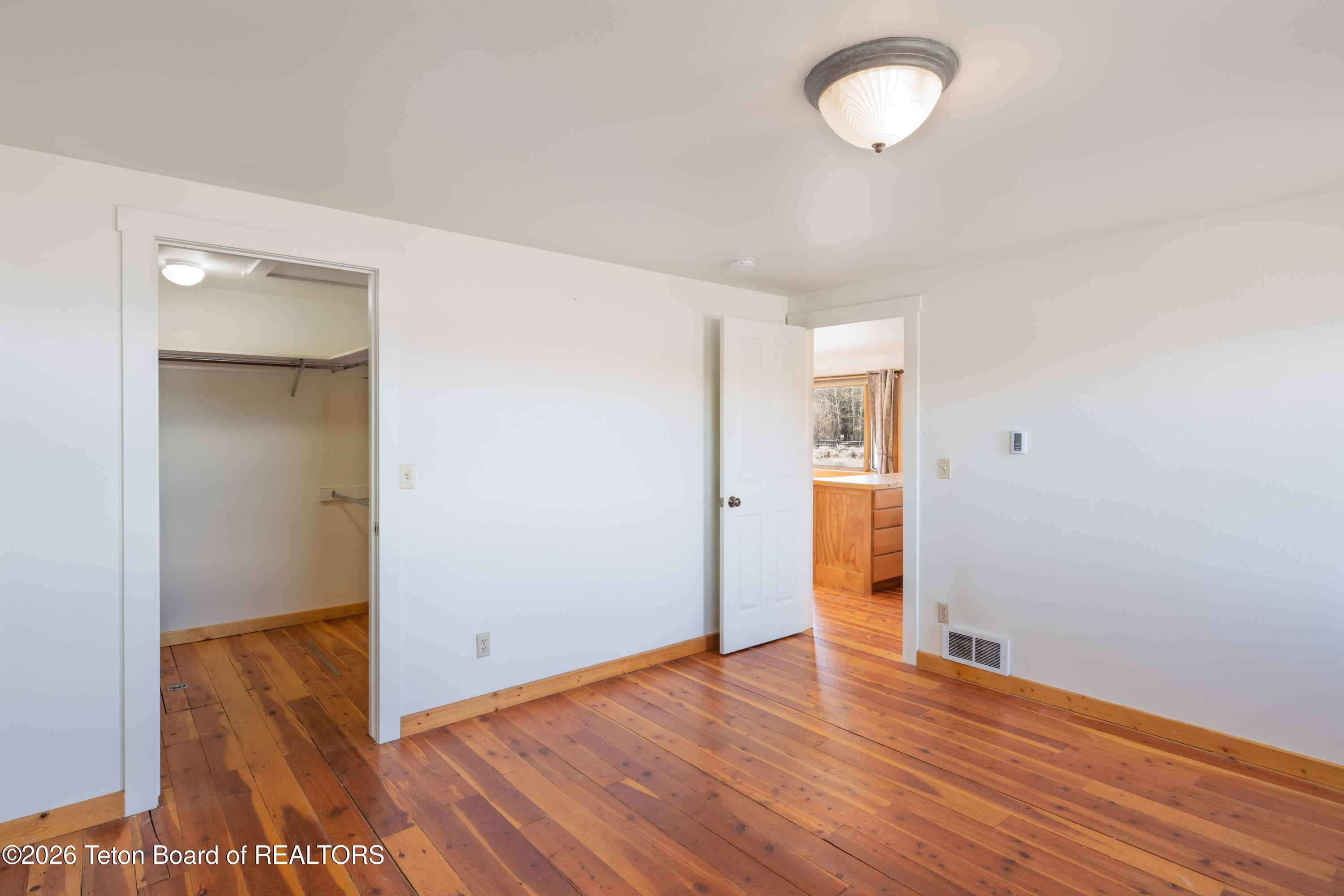 7505 N ROBERTA Drive