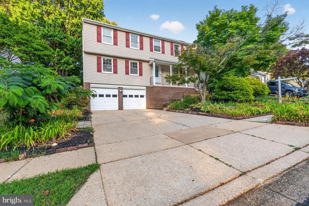 935 MARINE DRIVE