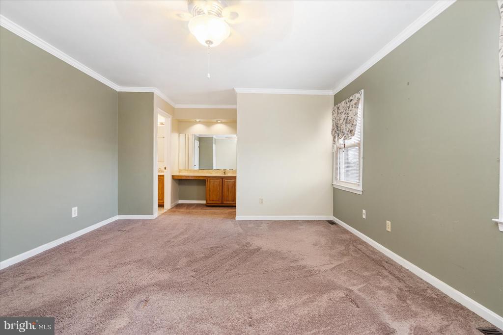 12 Carriage Walk Ct
