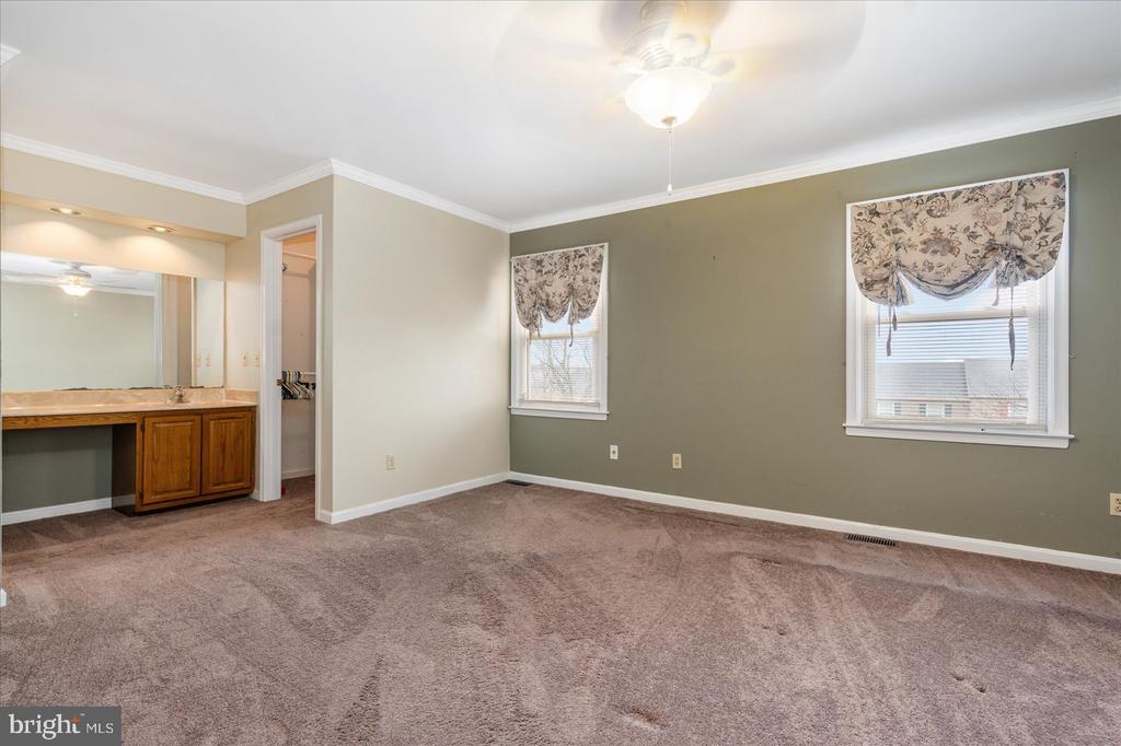 12 Carriage Walk Ct