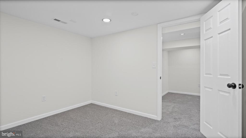 3901 TIVERTON ROAD