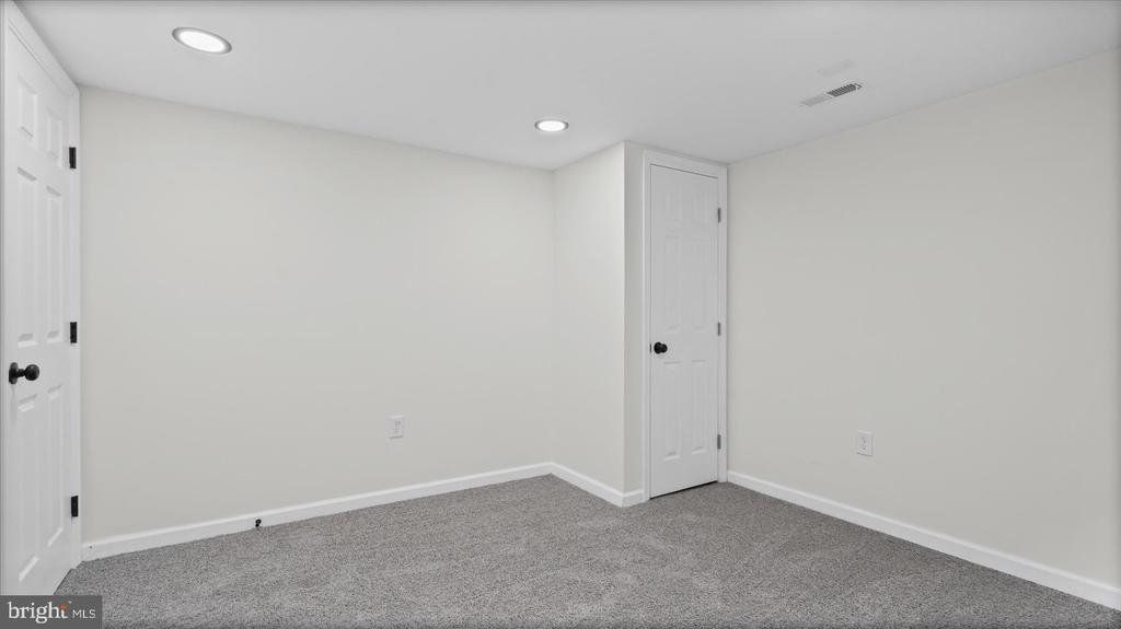 3901 TIVERTON ROAD