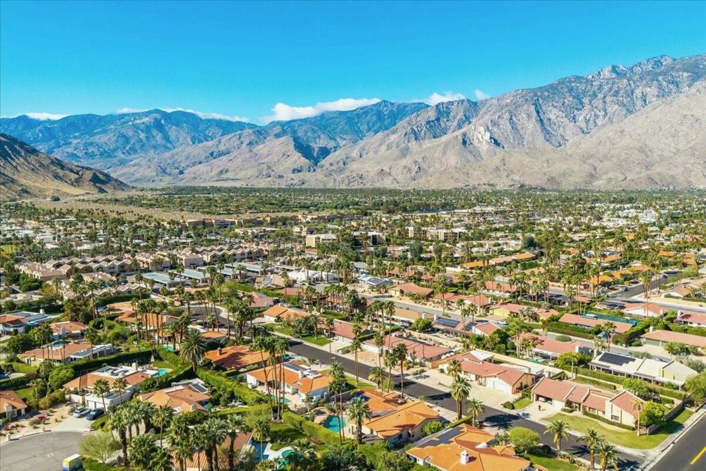 1424 S San Joaquin Drive